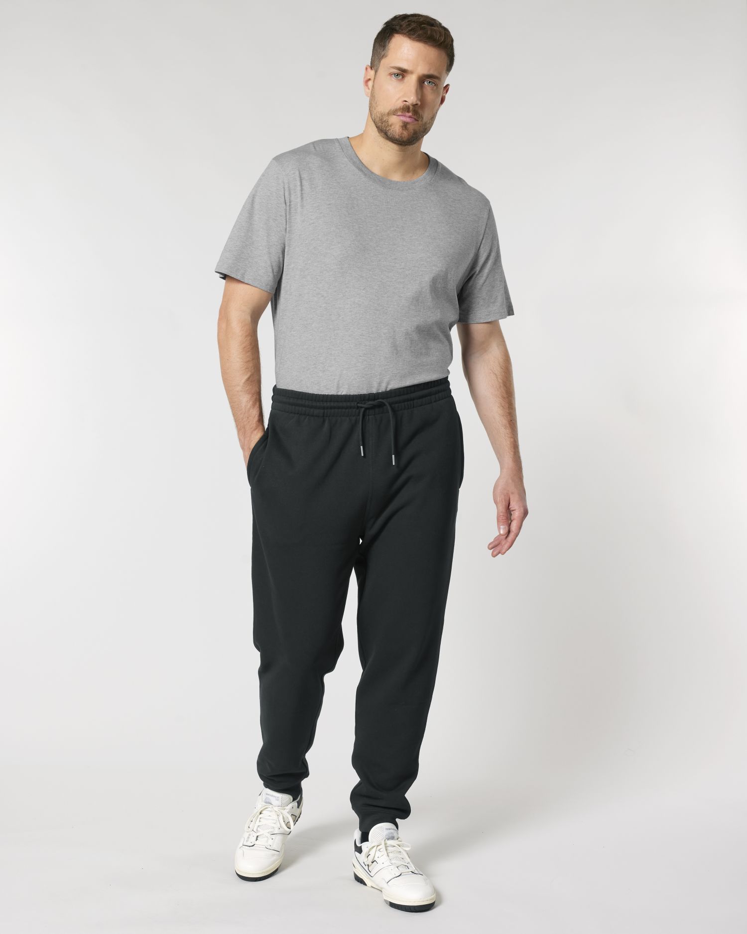 Unisex collegehousut luomupuuvilla 350g – Studio edestä