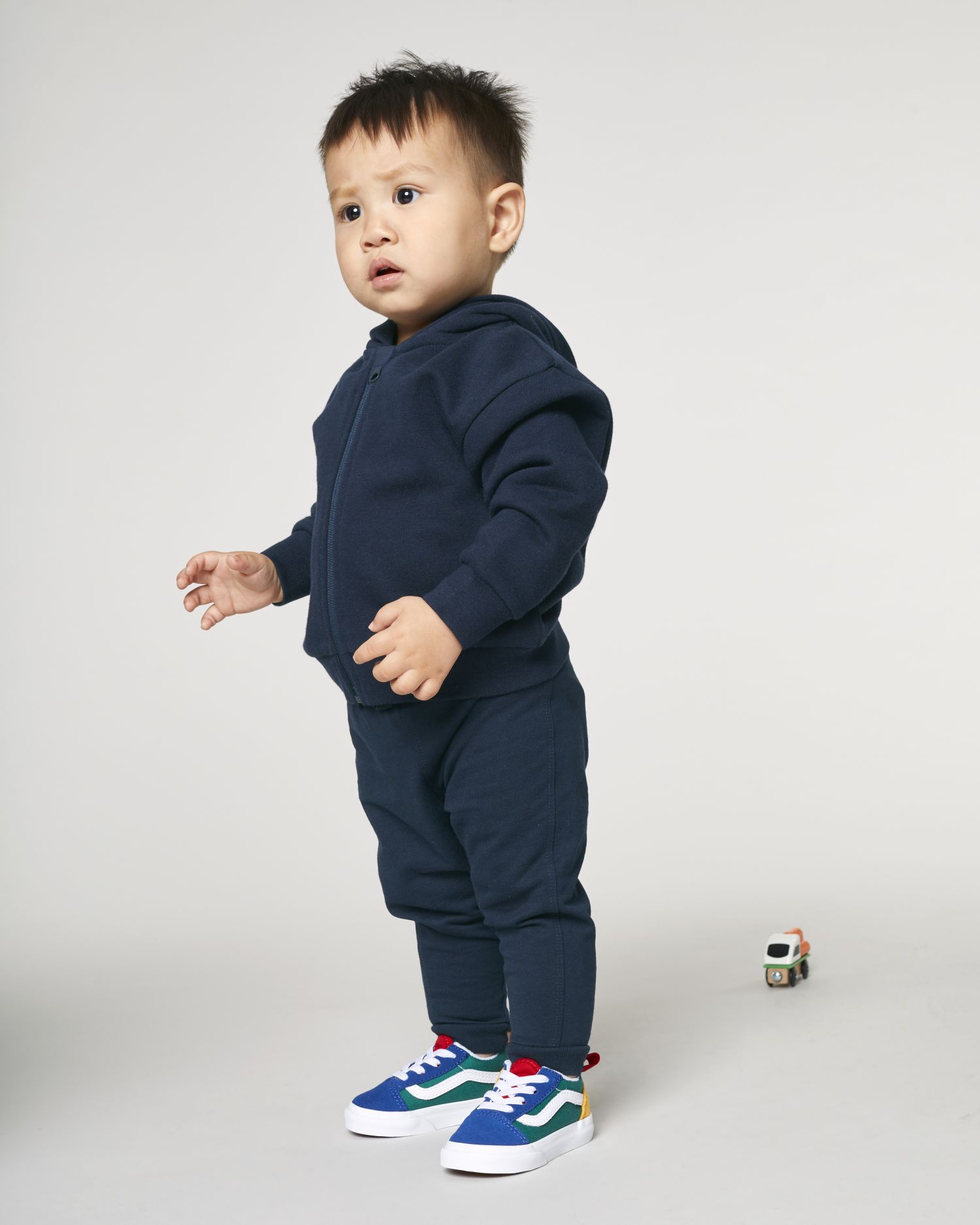 Vauvan vetoketjullinen huppari luomupuuvilla – Studio takaa