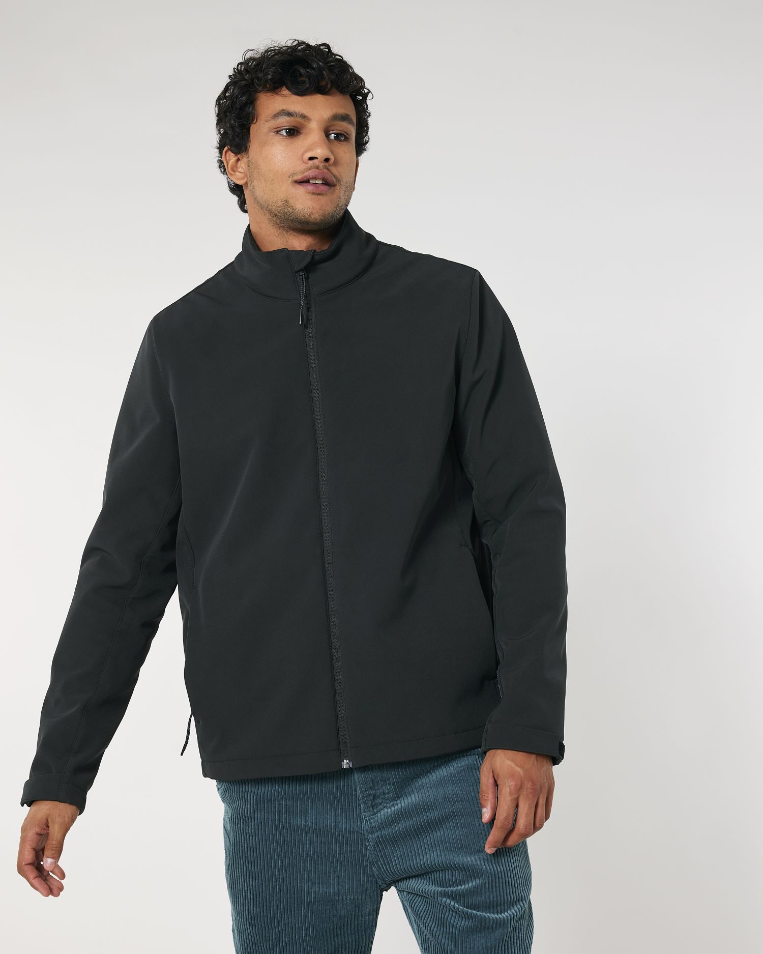 Miesten softshell-takki, kierrätyspolyesteri, 342g (medium fit) – Studio edestä