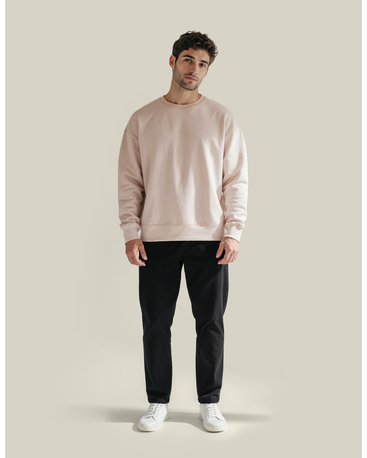 UM Crewneck Loose Fit – Packshot edestä