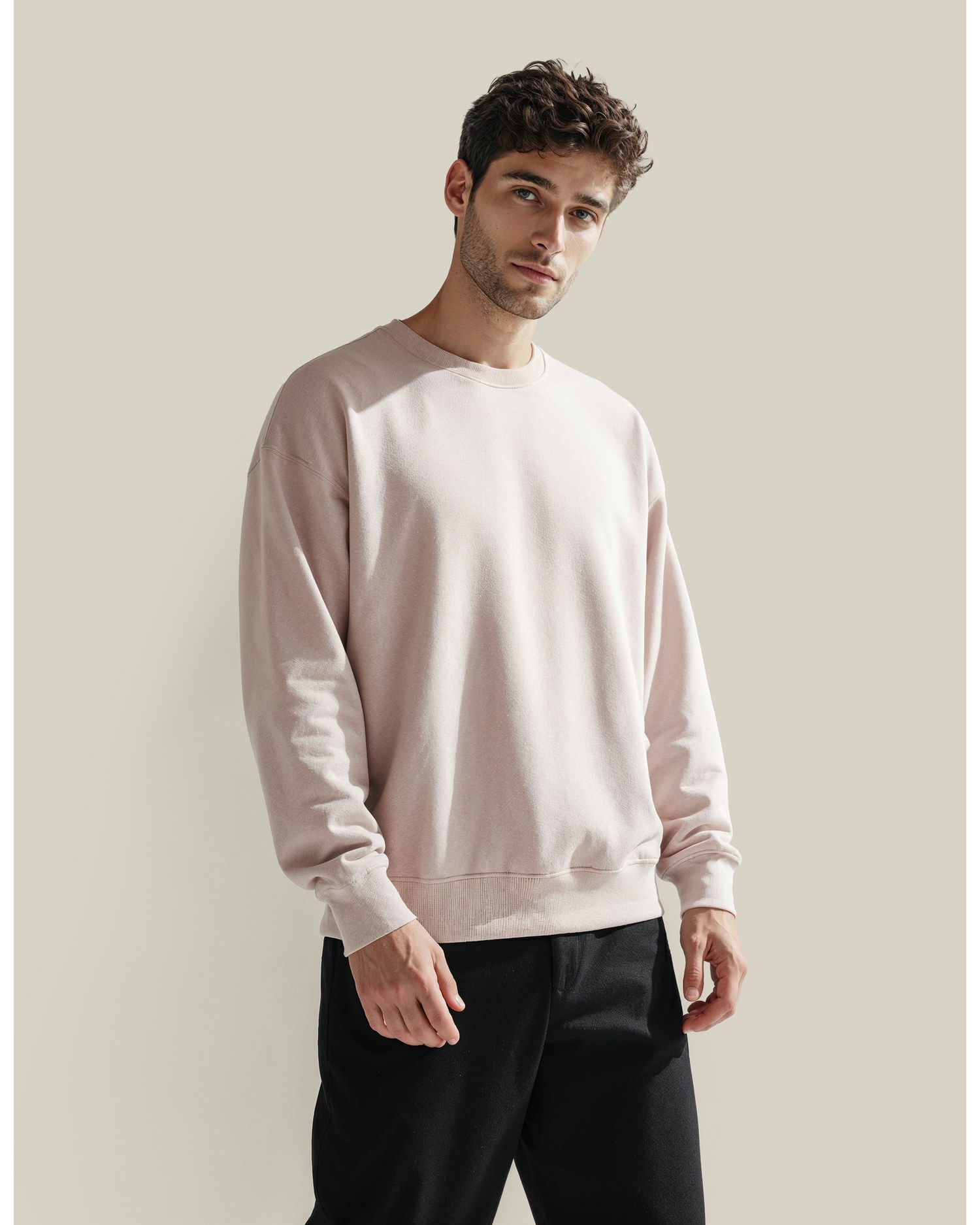 UM Crewneck Loose Fit – Packshot takaa